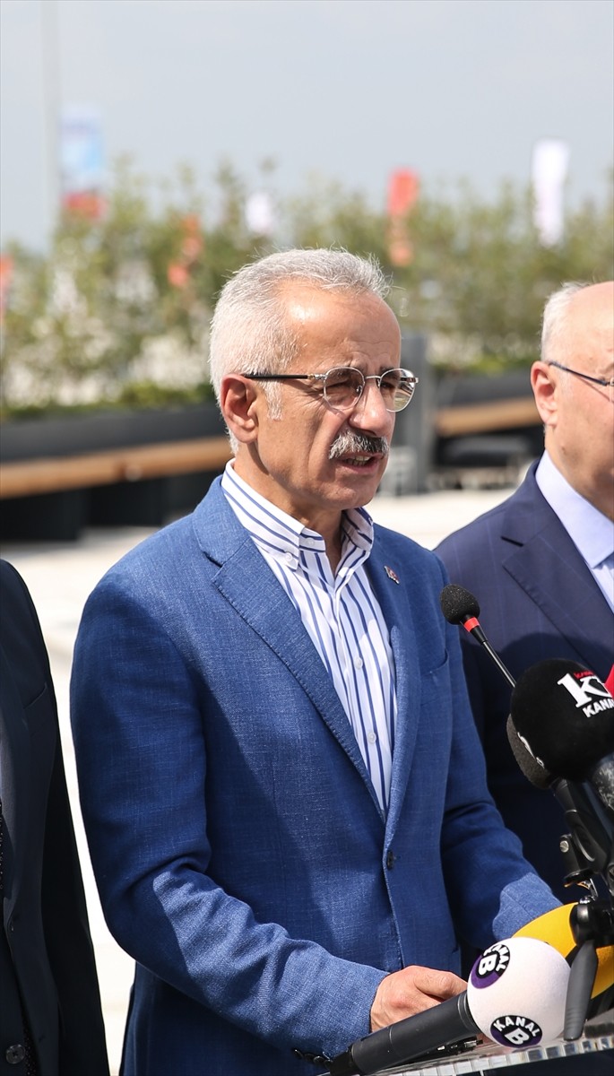 Ulaştırma ve Altyapı Bakanı Abdulkadir Uraloğlu (ortada), yarın Cumhurbaşkanı Recep Tayyip...