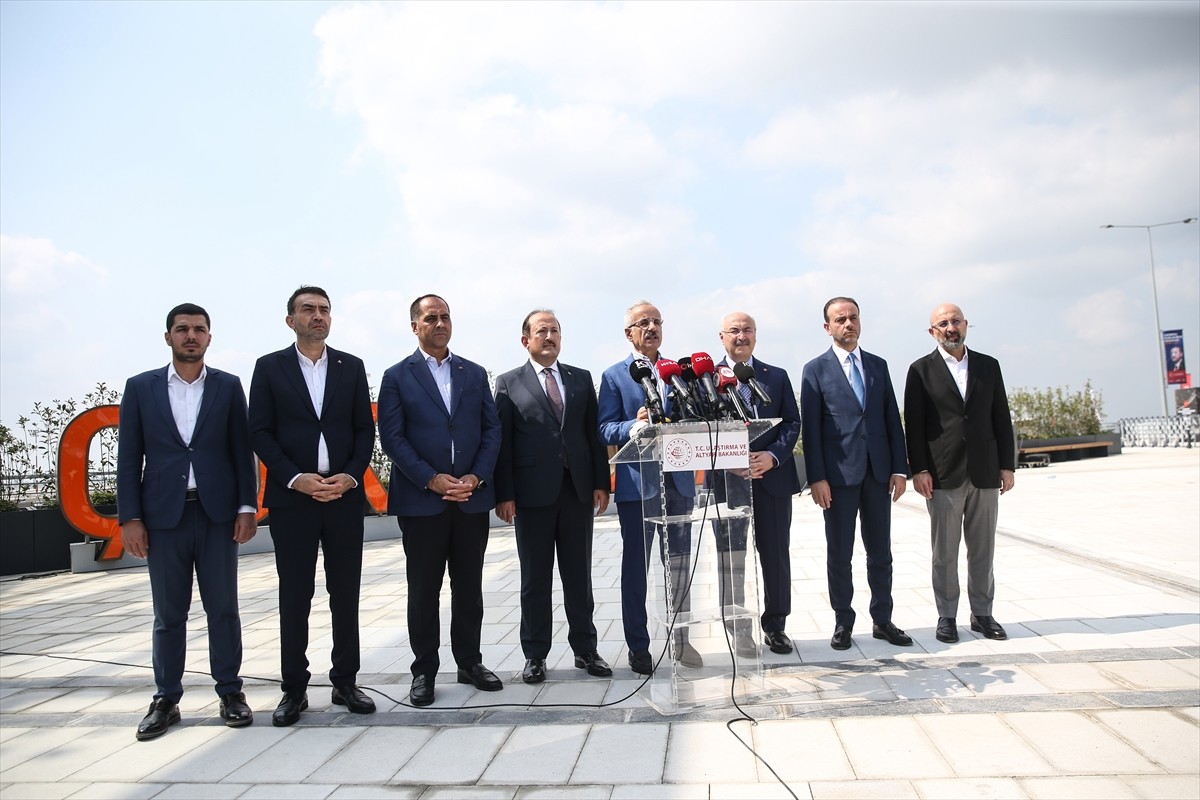 Ulaştırma ve Altyapı Bakanı Abdulkadir Uraloğlu (ortada), yarın Cumhurbaşkanı Recep Tayyip...