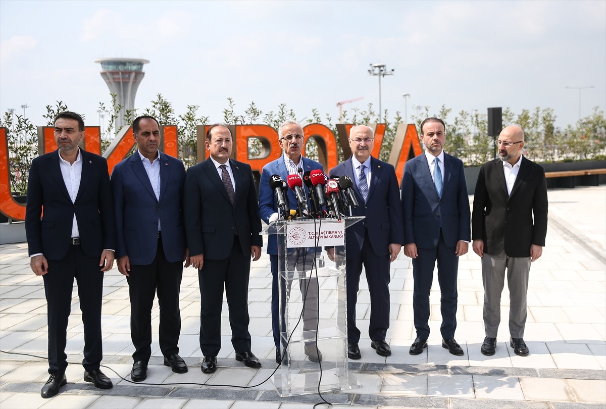 Ulaştırma ve Altyapı Bakanı Abdulkadir Uraloğlu (ortada), yarın Cumhurbaşkanı Recep Tayyip...