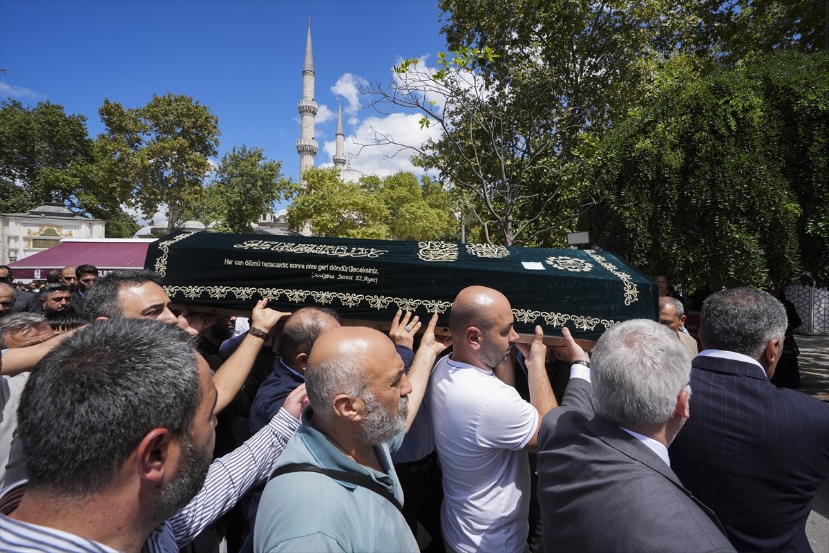 Ulaştırma ve Altyapı Bakanı Abdulkadir Uraloğlu (sağ 2), Türk Telekom Üst Yöneticisi (CEO) Ümit...