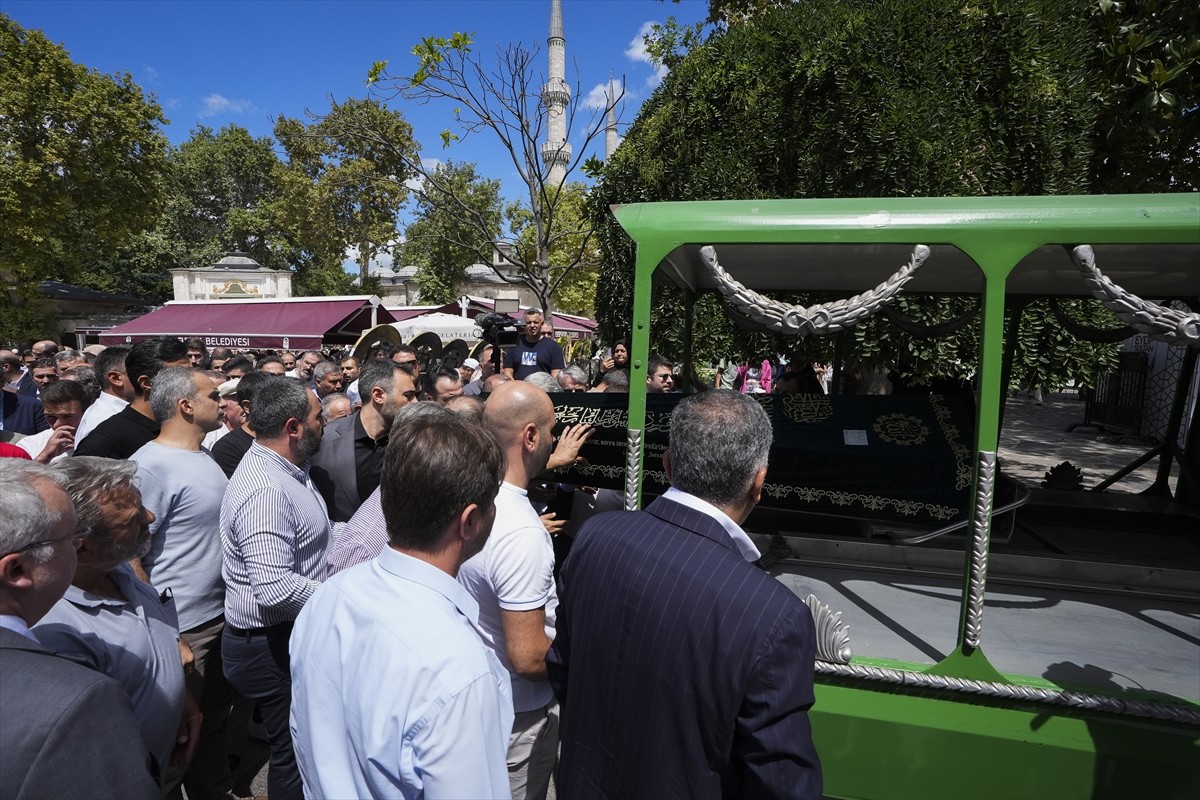 Ulaştırma ve Altyapı Bakanı Abdulkadir Uraloğlu (sağ 2), Türk Telekom Üst Yöneticisi (CEO) Ümit...