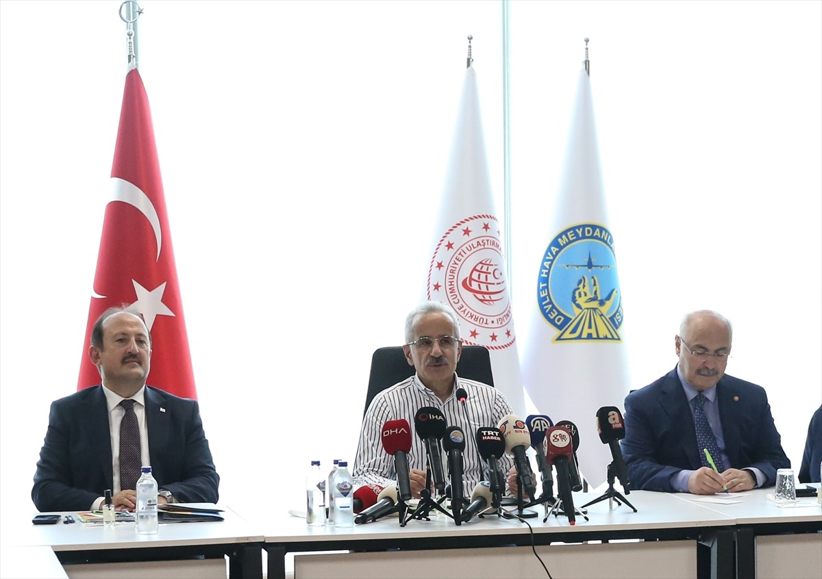 Ulaştırma ve Altyapı Bakanı Abdulkadir Uraloğlu (sol 3), Mersin'de hizmete açılacak Çukurova...