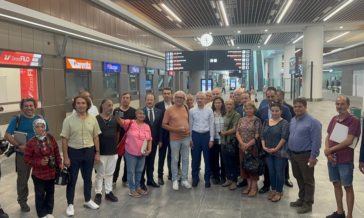 Ulaştırma ve Altyapı Bakanı Abdulkadir Uraloğlu (sol 3), Mersin'de hizmete açılacak Çukurova...