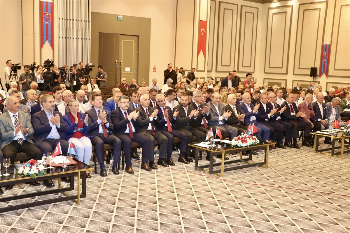 Ulaştırma ve Altyapı Bakanı Abdulkadir Uraloğlu (solda) ve Sağlık Bakanı Kemal Memişoğlu (sağda)...