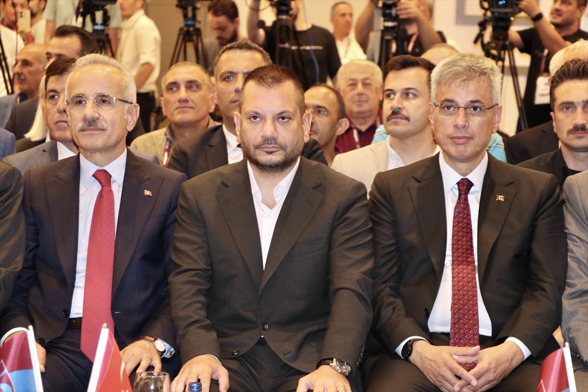 Ulaştırma ve Altyapı Bakanı Abdulkadir Uraloğlu (solda) ve Sağlık Bakanı Kemal Memişoğlu (sağda)...