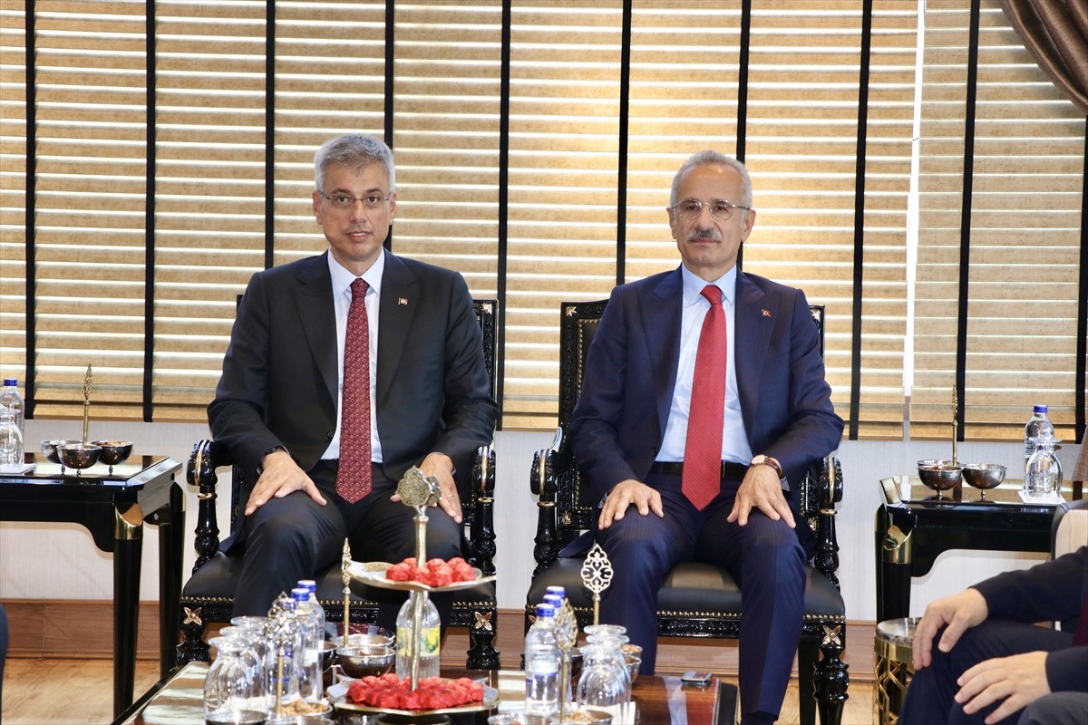 Ulaştırma ve Altyapı Bakanı Abdulkadir Uraloğlu (solda) ve Sağlık Bakanı Kemal Memişoğlu (sağda)...