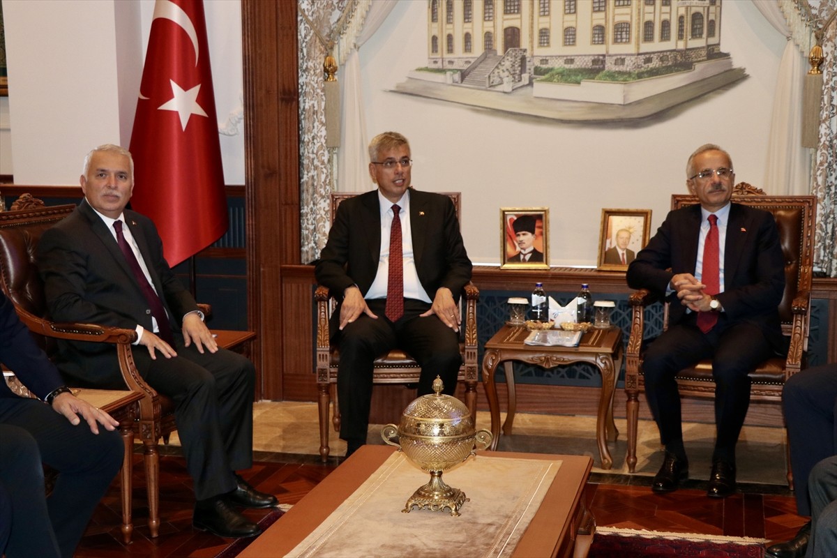 Ulaştırma ve Altyapı Bakanı Abdulkadir Uraloğlu (solda) ve Sağlık Bakanı Kemal Memişoğlu (sağda)...