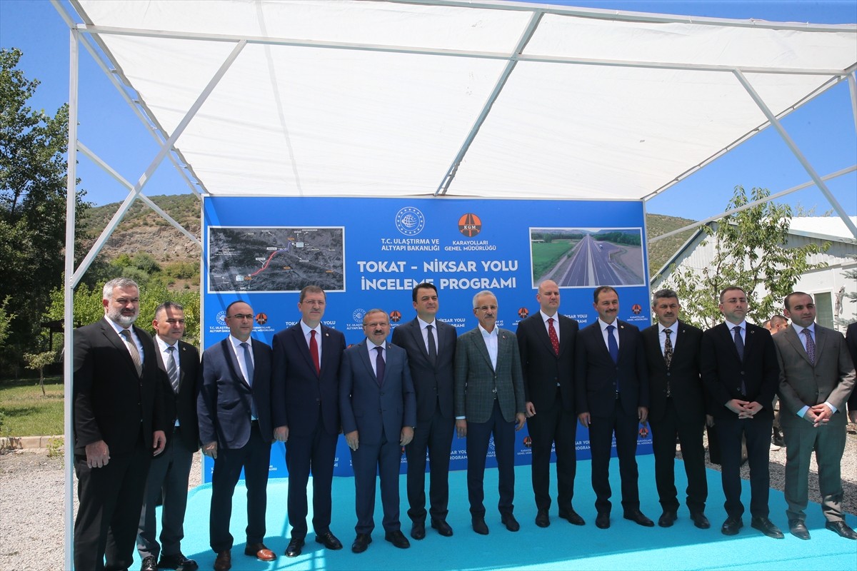 Ulaştırma ve Altyapı Bakanı Abdulkadir Uraloğlu, Tokat-Niksar kara yolu yol yapım şantiyesini...