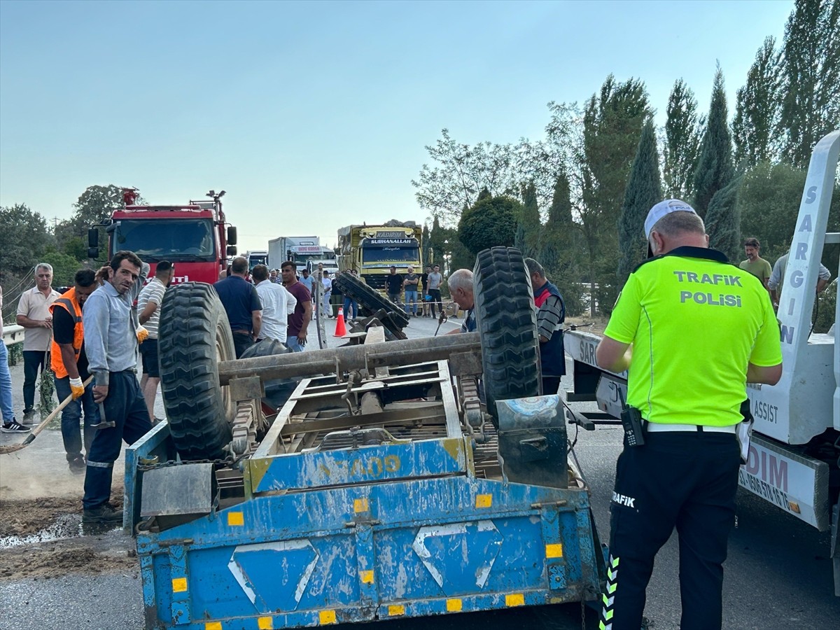 Uşak'ın Banaz ilçesinde traktör ile kamyonetin çarpışması sonucu traktör sürücüsü hayatını...
