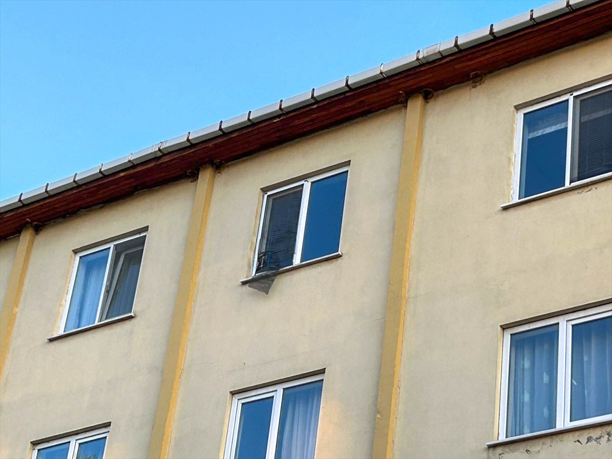 Uşak'ta dördüncü kattan düşen 3 yaşındaki çocuk kaldırıldığı hastanede hayatını...