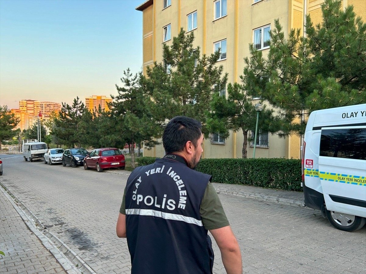 Uşak'ta dördüncü kattan düşen 3 yaşındaki çocuk kaldırıldığı hastanede hayatını...