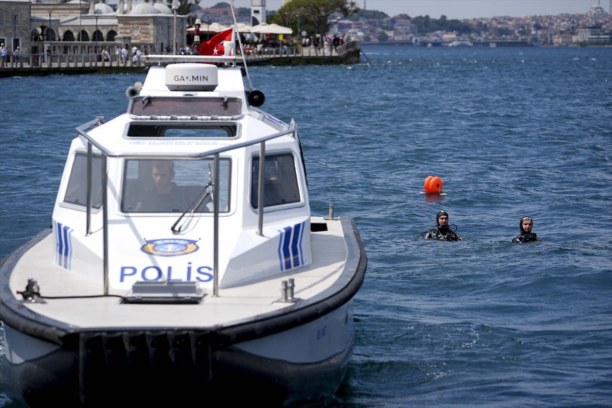 Üsküdar sahilinde denize düşen kadını arama çalışmaları sabah saatlerinde yeniden başlatıldı....