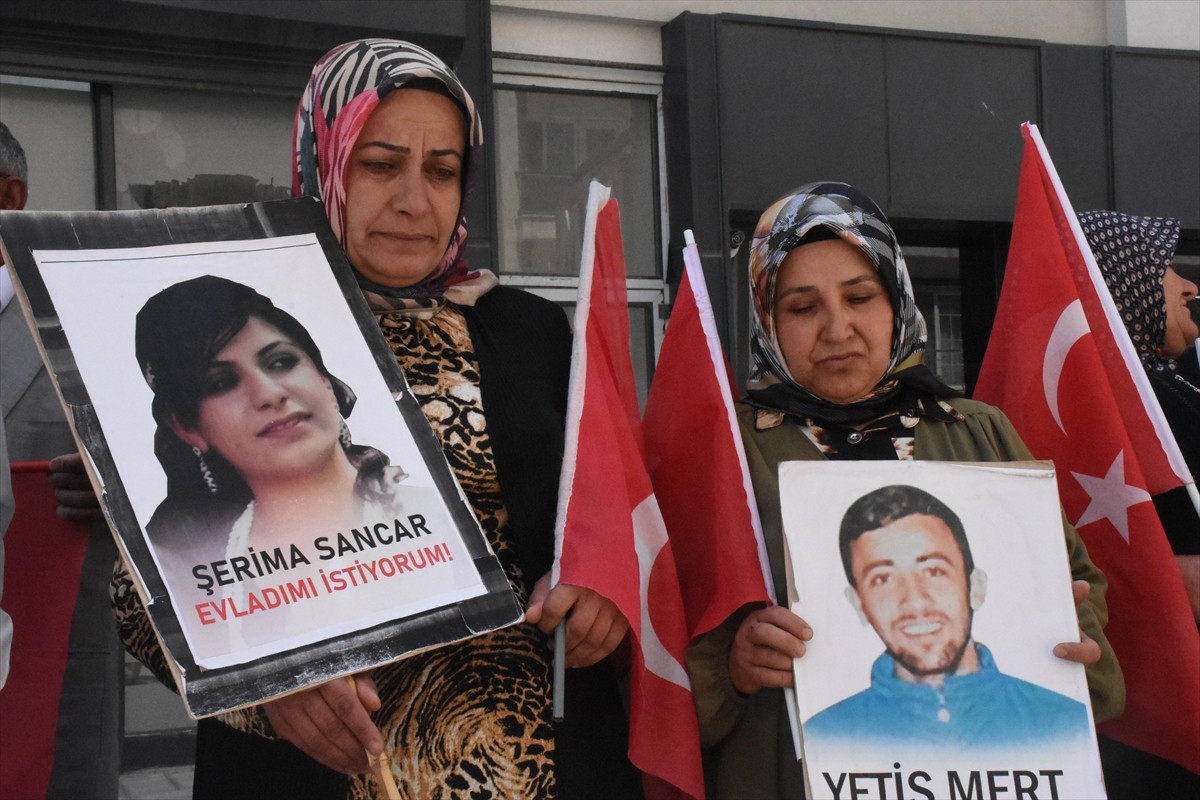 Van'da çocukları dağa kaçırılan aileler, Halkların Eşitlik ve Demokrasi Partisi (DEM Parti) İl...