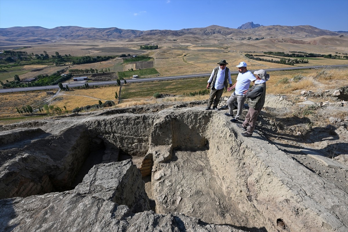Van'ın Gürpınar ilçesinde, Urartu Kralı 2. Sarduri tarafından inşa edilen Çavuştepe Kalesi'nde...