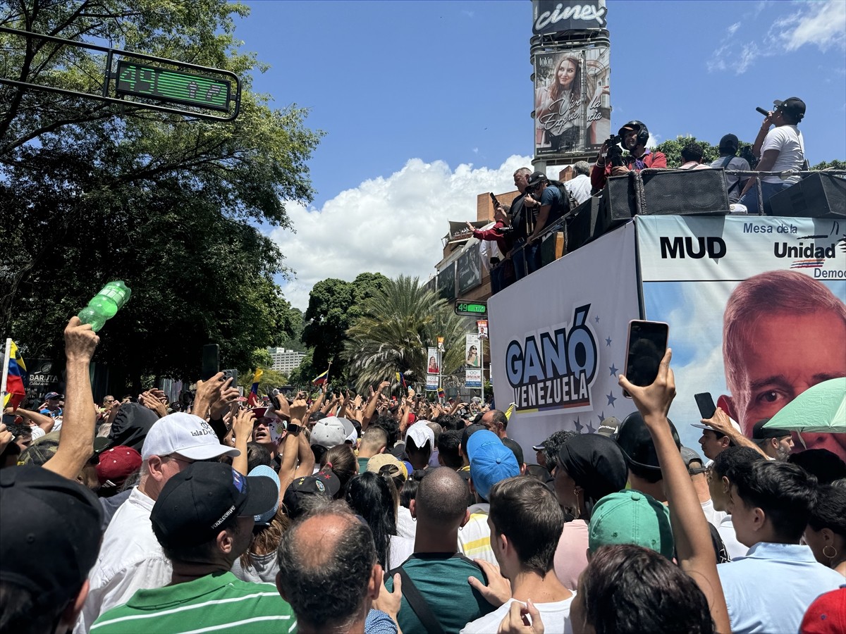 Venezuela'da Devlet Başkanı Nicolas Maduro, destekçileriyle Devlet Başkanlığı Sarayı Miraflores'te...