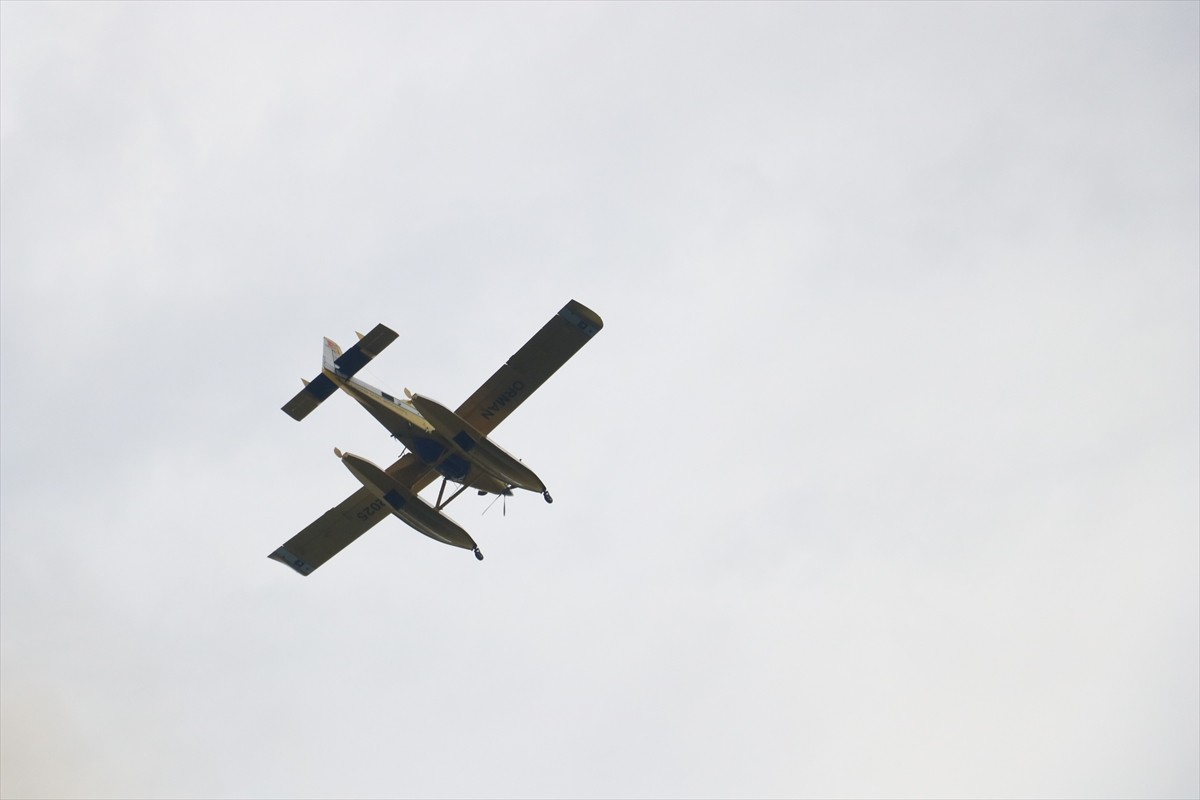 Yalova'nın Armutlu ilçesinde ormanlık alanda çıkan yangına havadan ve karadan müdahale edildi....