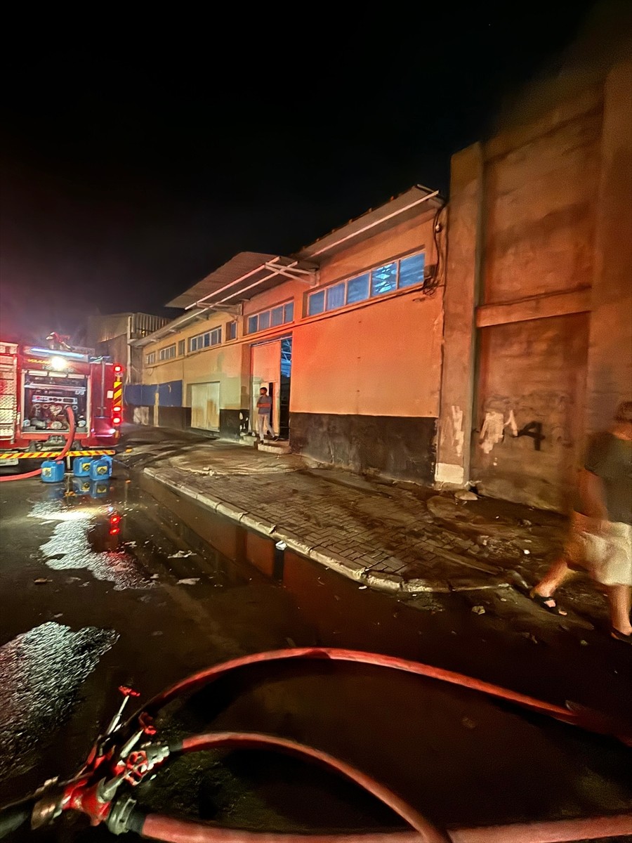 Adana'da bir fabrikanın kundaklanma anı güvenlik kamerasınca kaydedildi. Yangın, itfaiye ekiplerin...