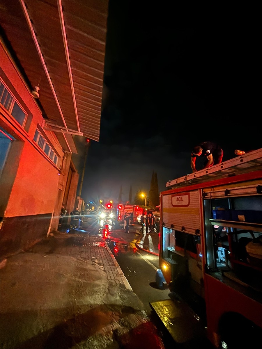 Adana'da bir fabrikanın kundaklanma anı güvenlik kamerasınca kaydedildi. Yangın, itfaiye ekiplerin...