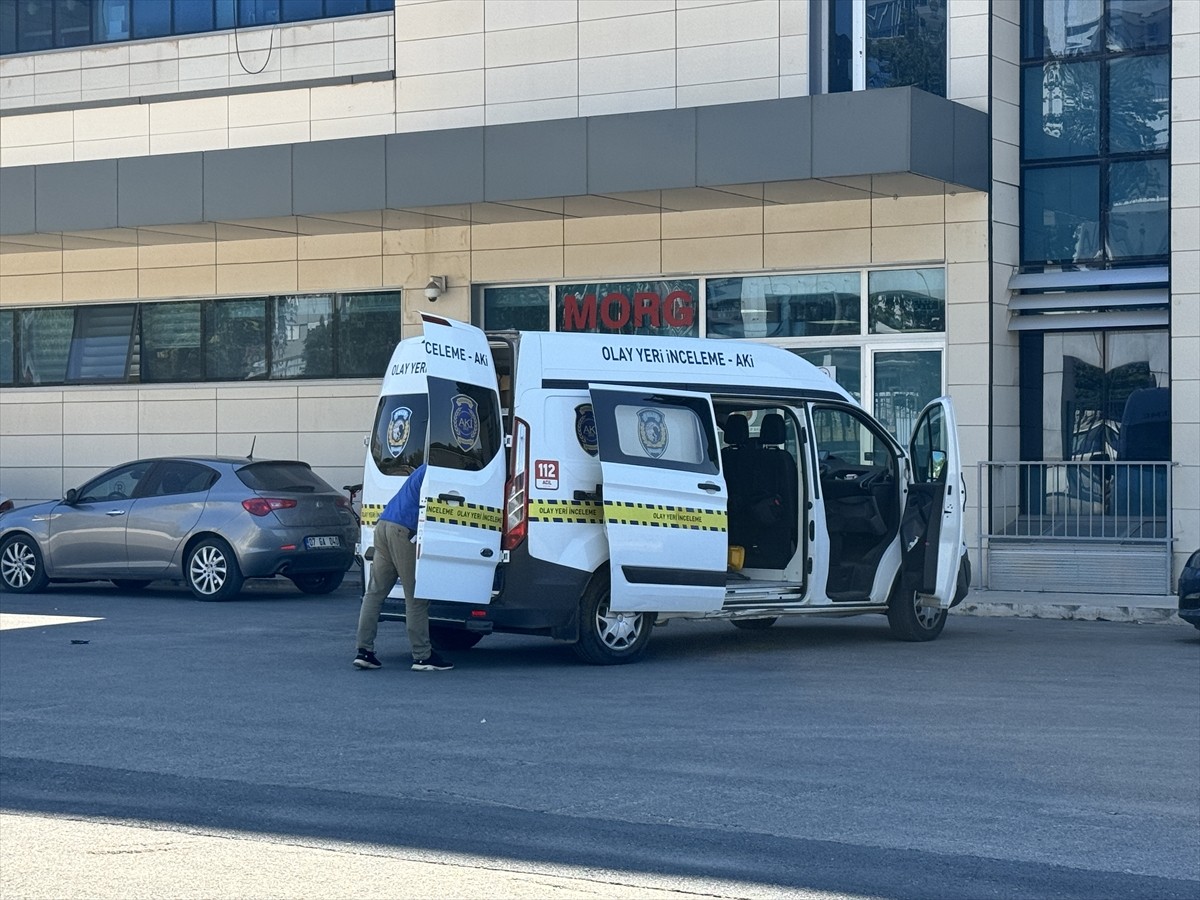 Antalya'nın Muratpaşa ilçesinde bir zanlının bıçaklı saldırıya uğrayan 1 kişi öldü, 1 kişi de...