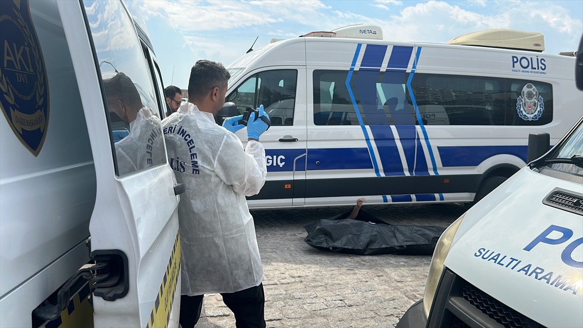 Antalya'nın Muratpaşa ilçesinde denizde erkek cesedi bulundu. Ekipler olay yerinde çalışma...