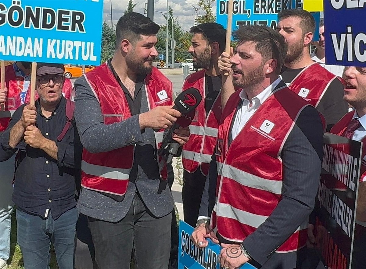 Başkentte, Erkekleri Koruma Derneği üyeleri, erkeklerin bazı konularda mağdur edildiği...