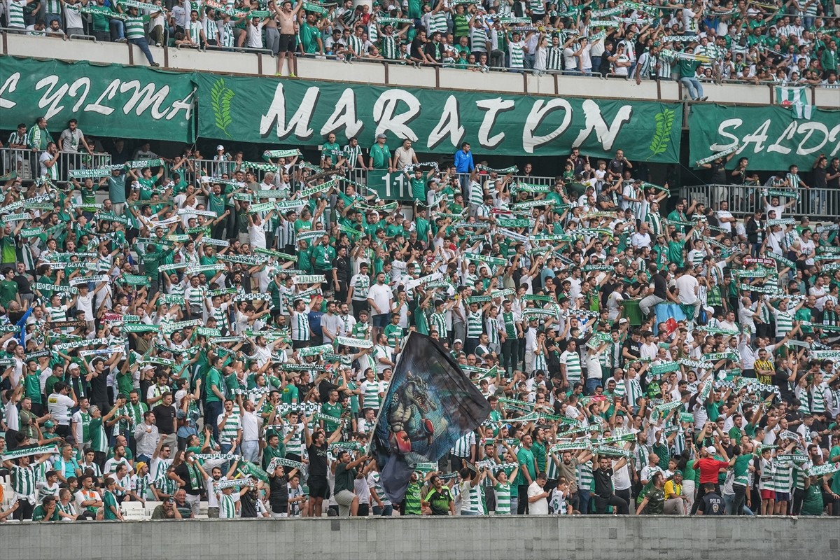 Bursaspor'un TFF 3. Lig'in ikinci haftasında Tokat Belediye Plevnespor'u sahasında ağırladığı maçı...