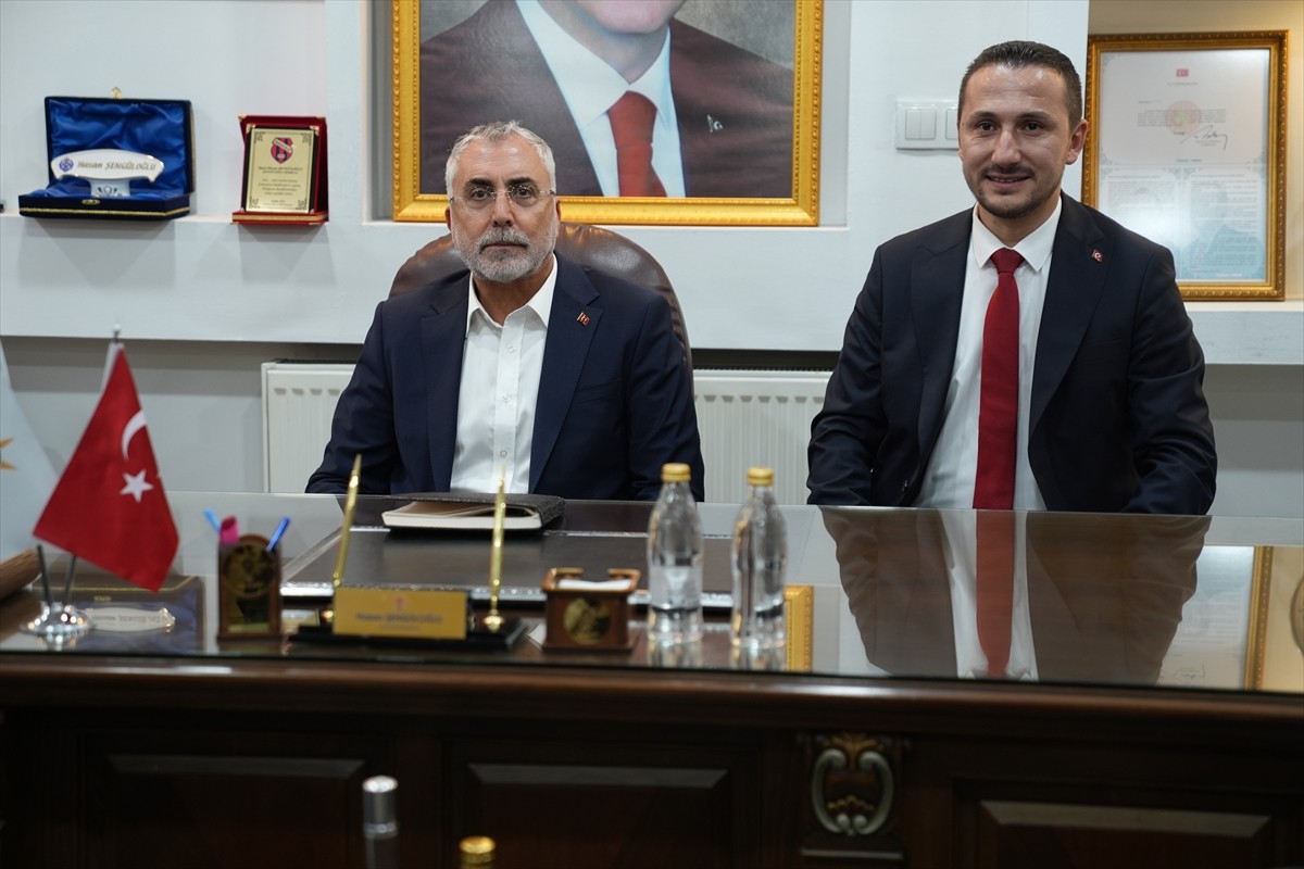 Çalışma ve Sosyal Güvenlik Bakanı Vedat Işıkhan (ortada), Düzce Valisi Selçuk Aslan'ı (solda)...