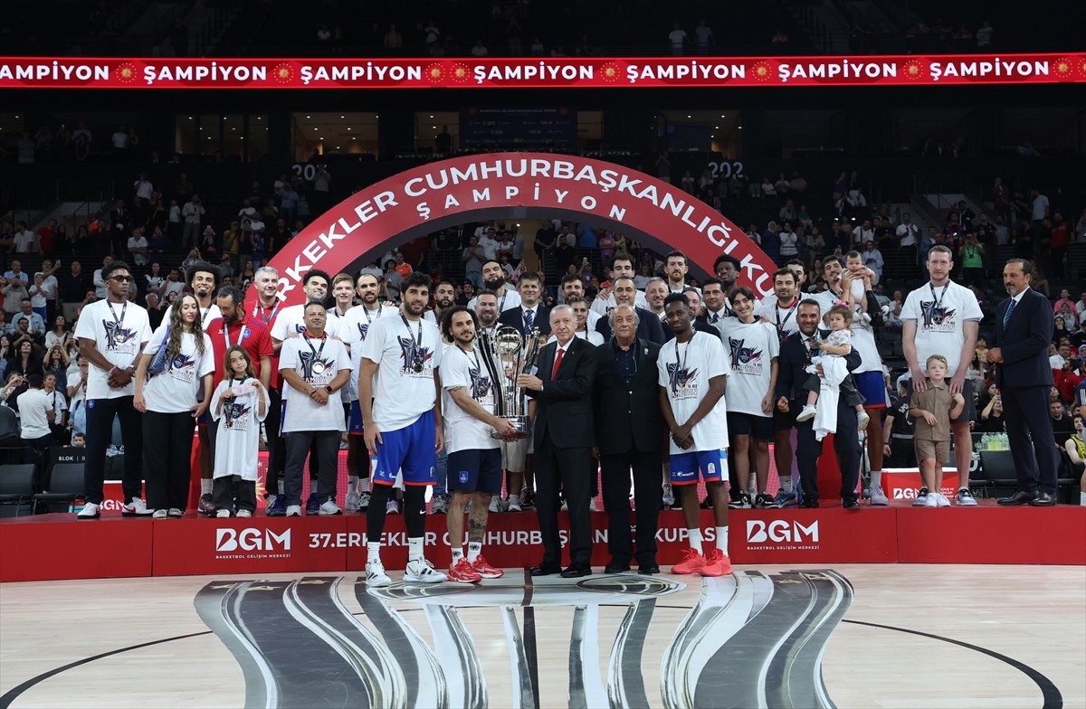 Cumhurbaşkanı Recep Tayyip Erdoğan, Fenerbahçe Beko'yu 83-82'lik skorla mağlup eden Anadolu Efes'e...