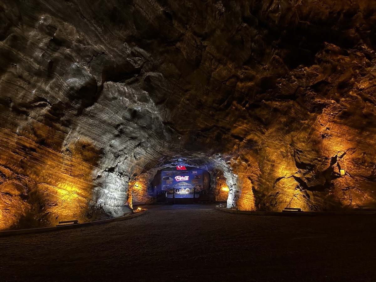Doğu Anadolu'nun en büyük tuz rezervlerinden olan Iğdır'daki "Tuz Dağı"nda, yerin 80 metre altında...