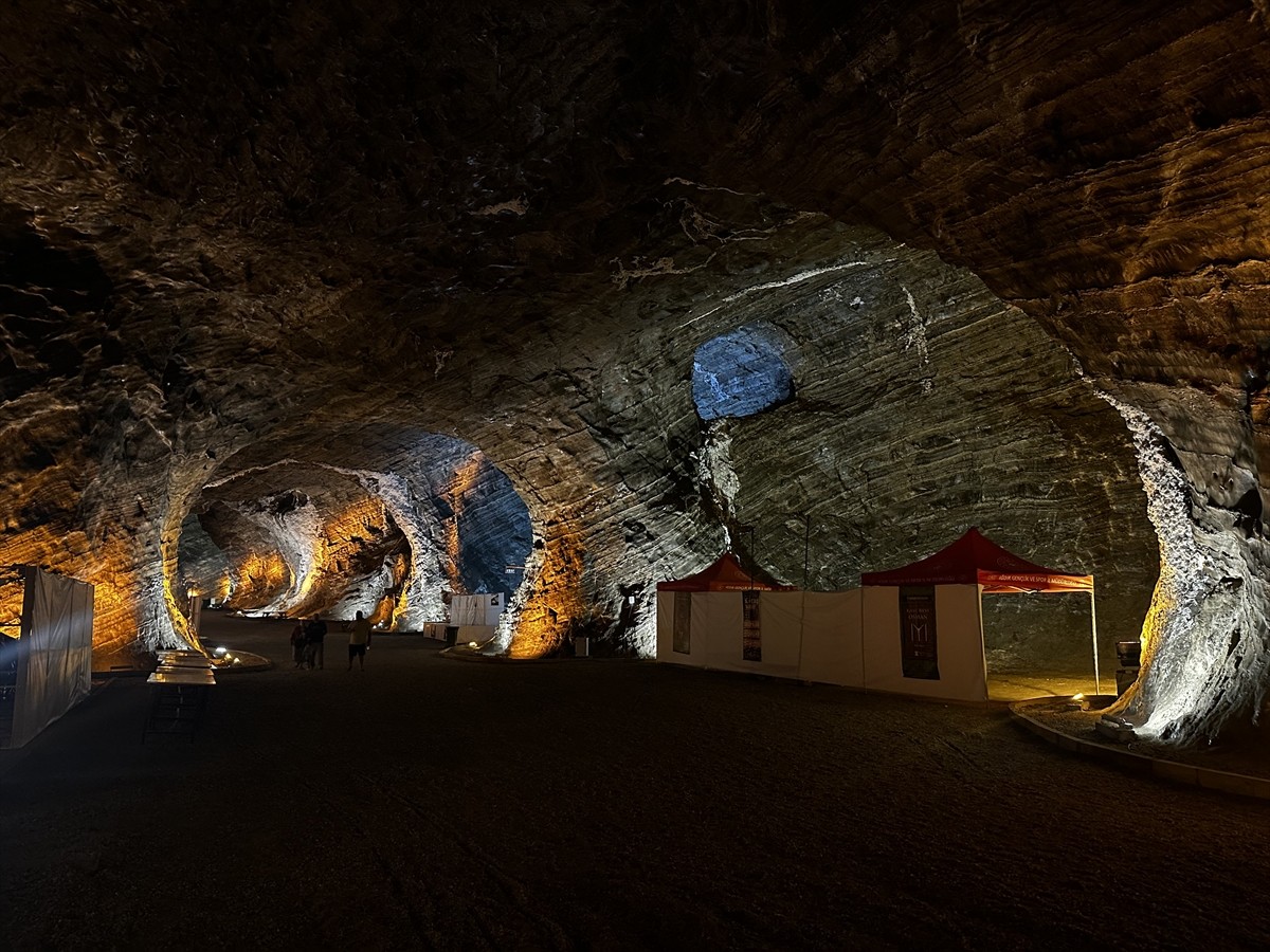 Doğu Anadolu'nun en büyük tuz rezervlerinden olan Iğdır'daki "Tuz Dağı"nda, yerin 80 metre altında...