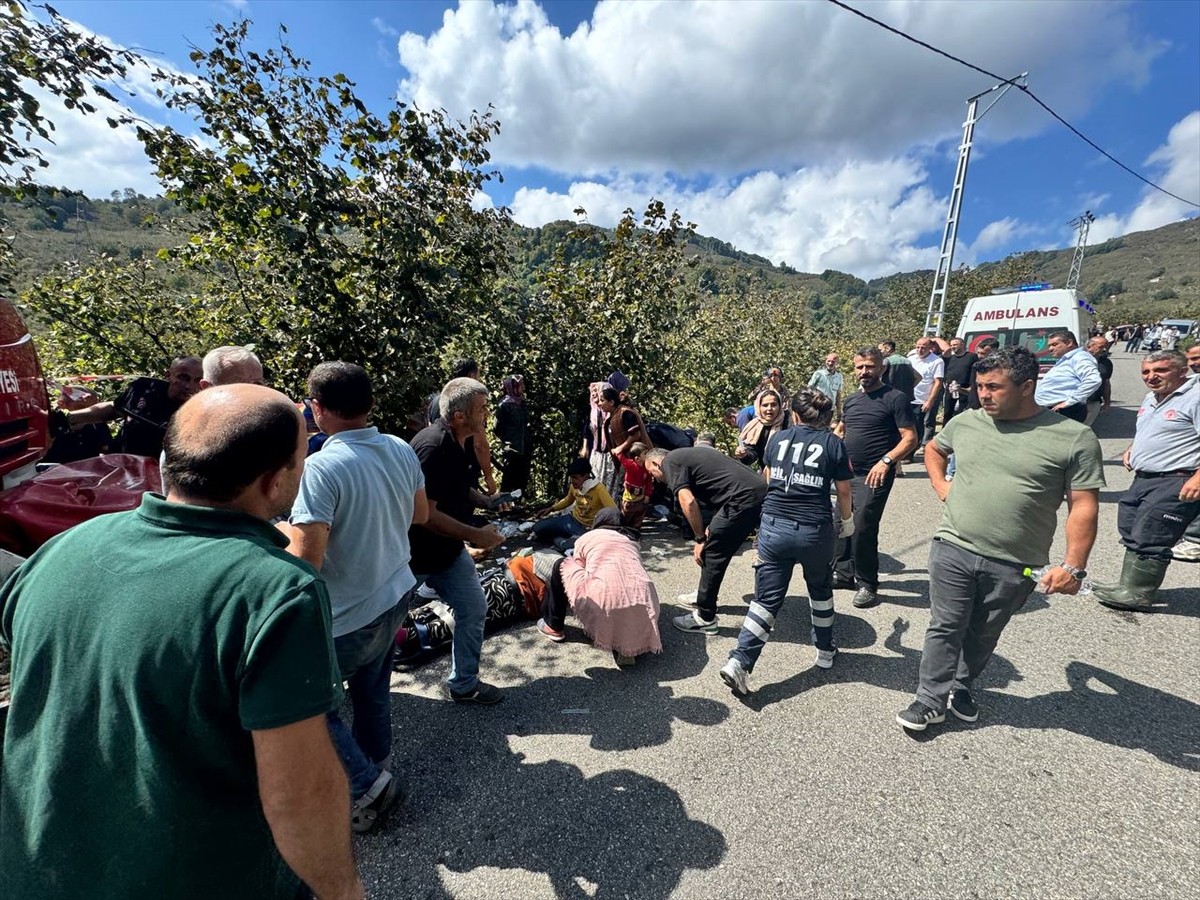 Düzce'de mevsimlik tarım işçilerini taşıyan minibüsün şarampole devrilmesi sonucu 15 kişi...