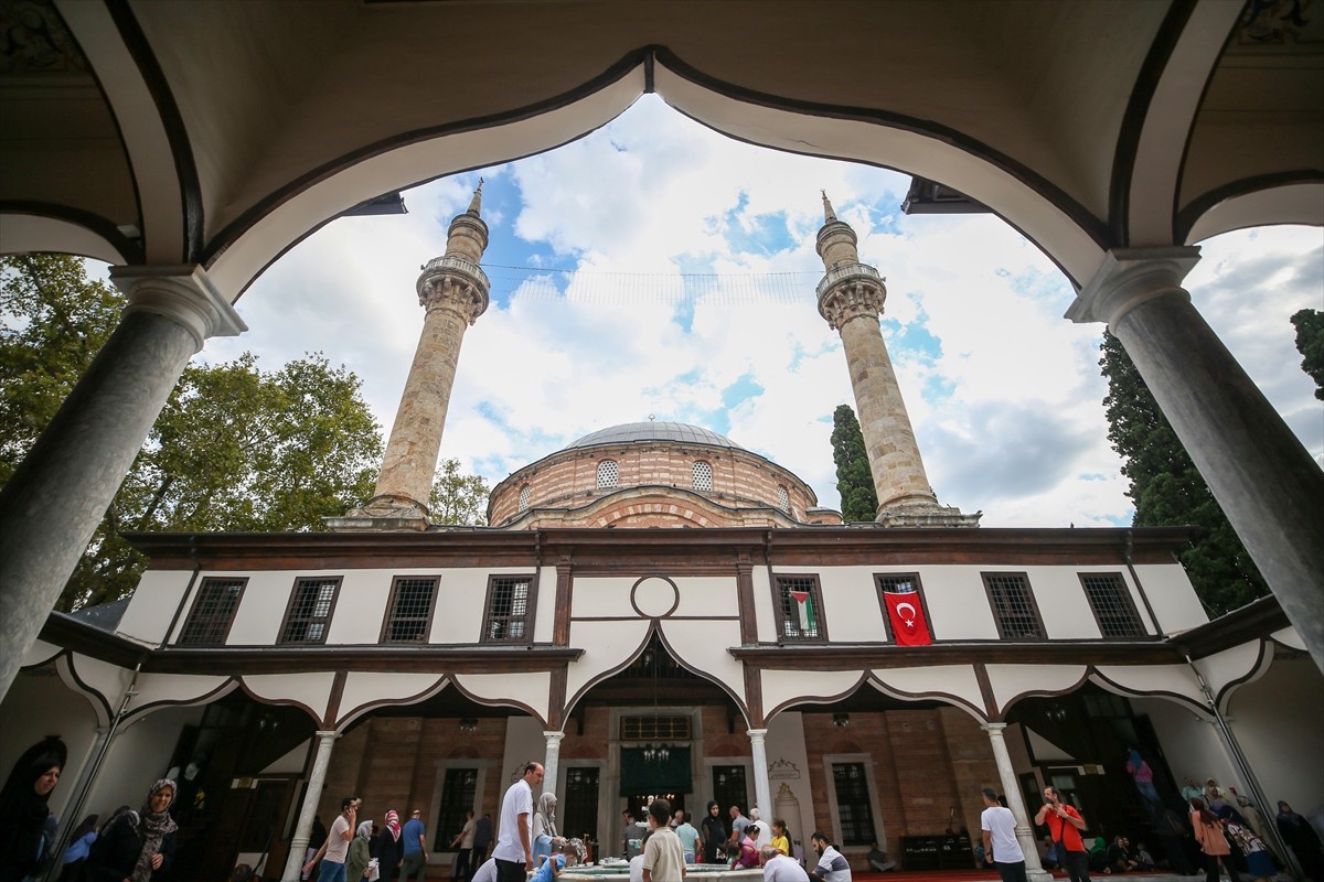 Emir Sultan Türbesi'nin yenilenen sanduka örtüsü, Mevlid Kandili'nde dualarla yerine serildi.