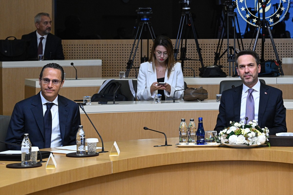 Enerji ve Tabii Kaynaklar Bakanı Alparslan Bayraktar (Sağda) BOTAŞ ile Shell arasında LNG...