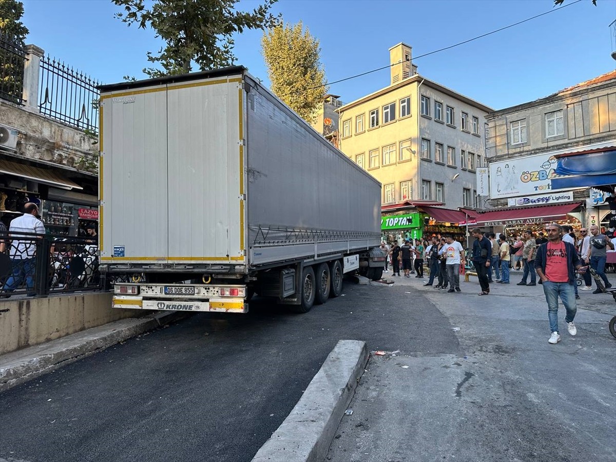 Fatih'te, beton refüje takılarak kaza yapan tır yolu kapattı.