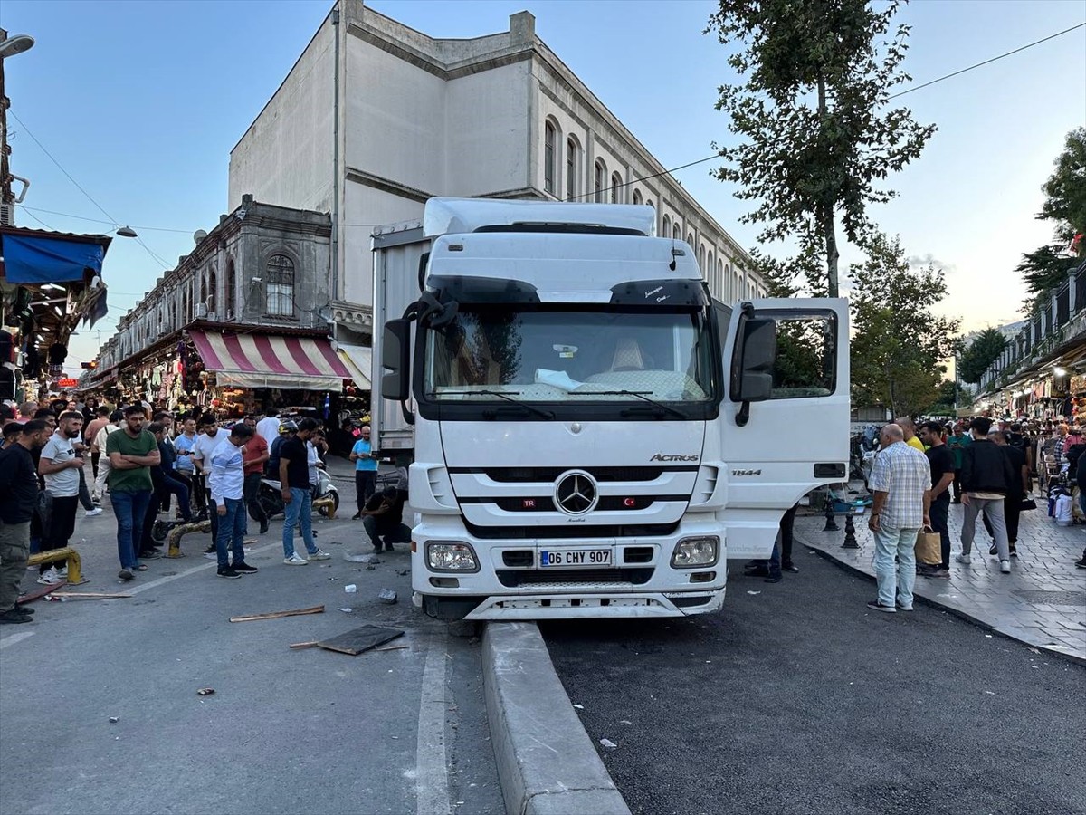 Fatih'te, beton refüje takılarak kaza yapan tır yolu kapattı.