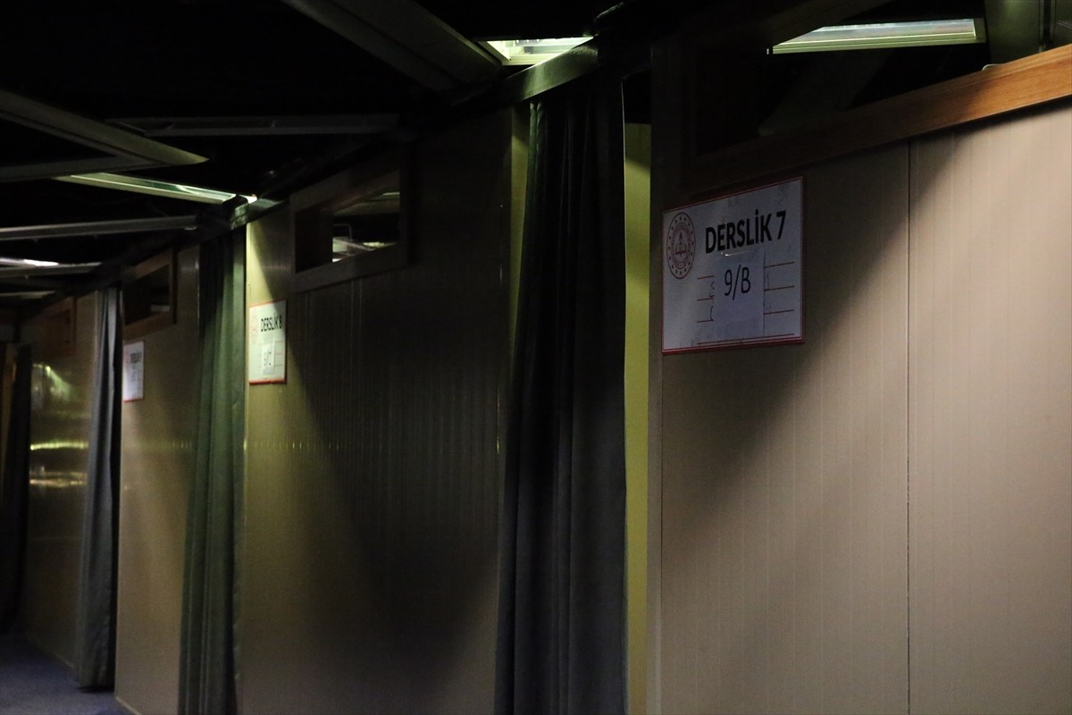 Hatay'da 6 Şubat 2023'teki depremlerin ardından İskenderun'da limana demirleyen ve eğitim öğretim...