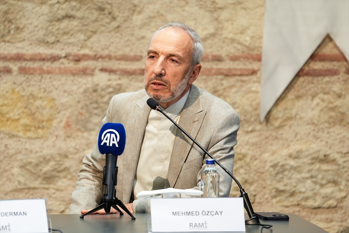 Hattat Mustafa Halim Özyazıcı'nın kitap kapak yazılarının yer aldığı "Zevk-i Selim Hatt-ı Halim"...