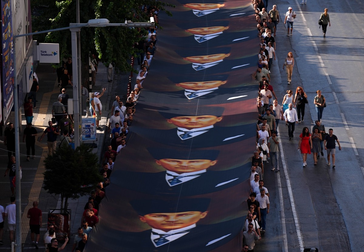 İzmir'in düşman işgalinden kurtuluşunun 102. yıl dönümü dolayısıyla kutlamalar yapıldı. Türk...
