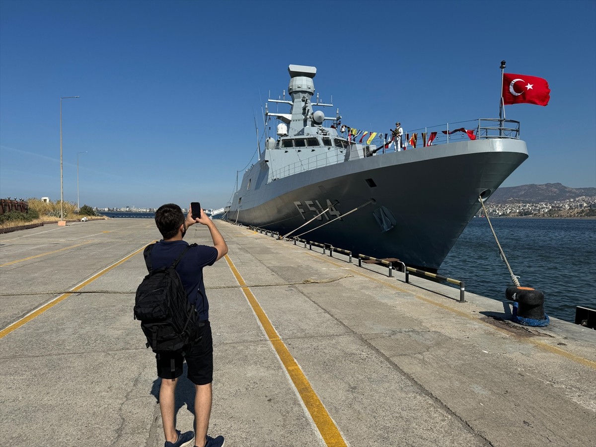 İzmir'in kurtuluşunun 102. yıl dönümü kapsamında TCG Sancaktar ve TCG Kınalıada gemileri...