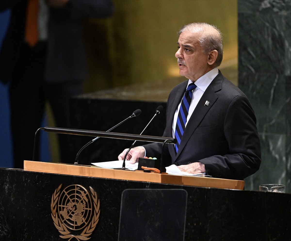 Pakistan Başbakanı Şahbaz Şerif, 79. Birleşmiş Milletler (BM) Genel Kurulu görüşmelerine katılarak...