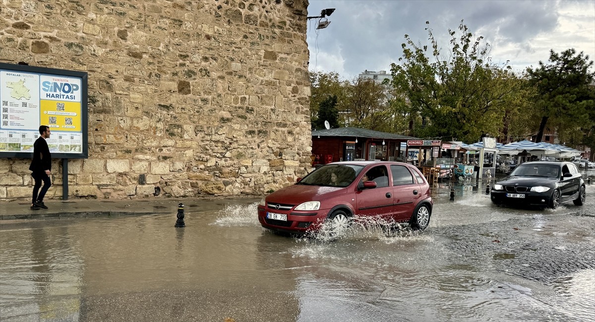 Sinop'ta etkili olan sağanak, bazı yollarda su birikintilerine neden oldu.