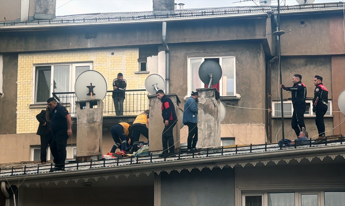 Sivas'ta tamir etmek için çıktığı çatıda yemek yediği sırada kalp krizi geçiren işçi hastaneye...