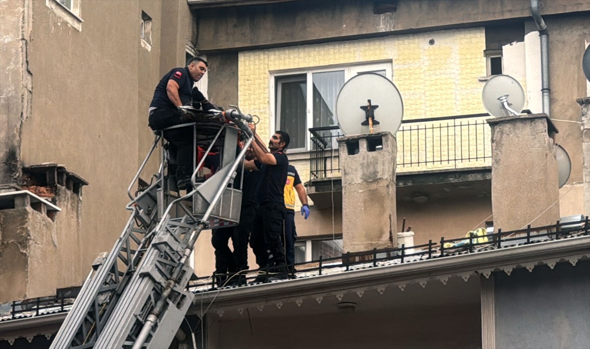 Sivas'ta tamir etmek için çıktığı çatıda yemek yediği sırada kalp krizi geçiren işçi hastaneye...