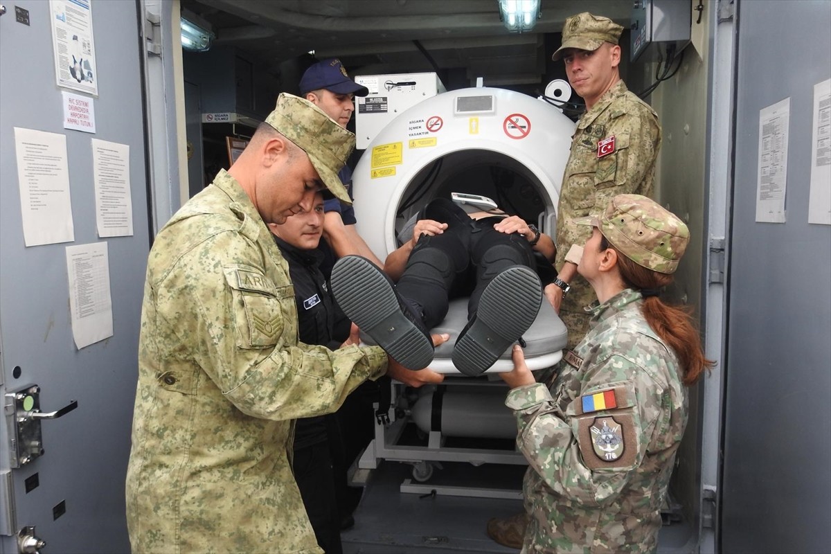 TCG Yüzbaşı Güngör Durmuş ve TCG Akçay tarafından, Mayın Karşı Tedbirleri Karadeniz (MCM Black...