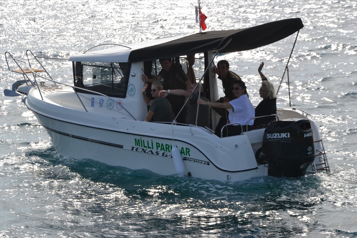 Balıkesir'in Ayvalık ilçesinde yeni yerleştirilen 50 tekne bağlama şamandırasıyla yerel deniz...