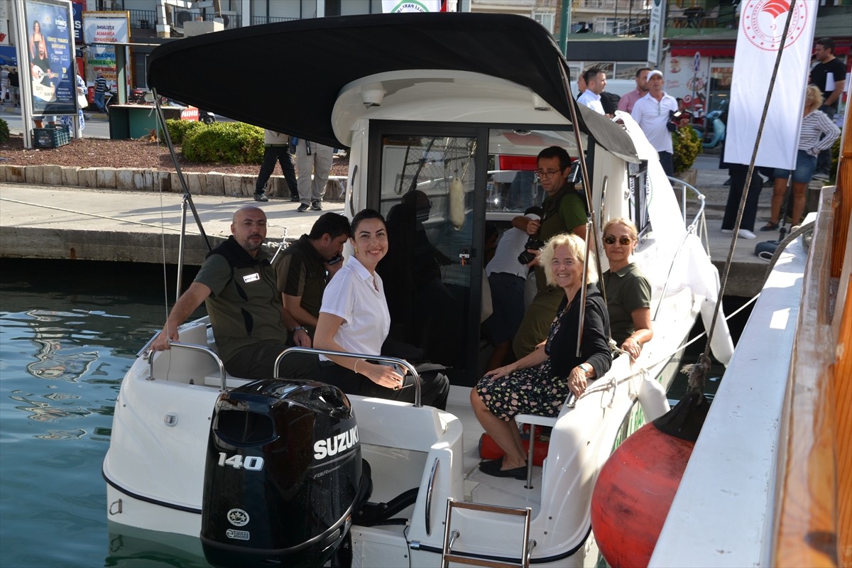 Balıkesir'in Ayvalık ilçesinde yeni yerleştirilen 50 tekne bağlama şamandırasıyla yerel deniz...