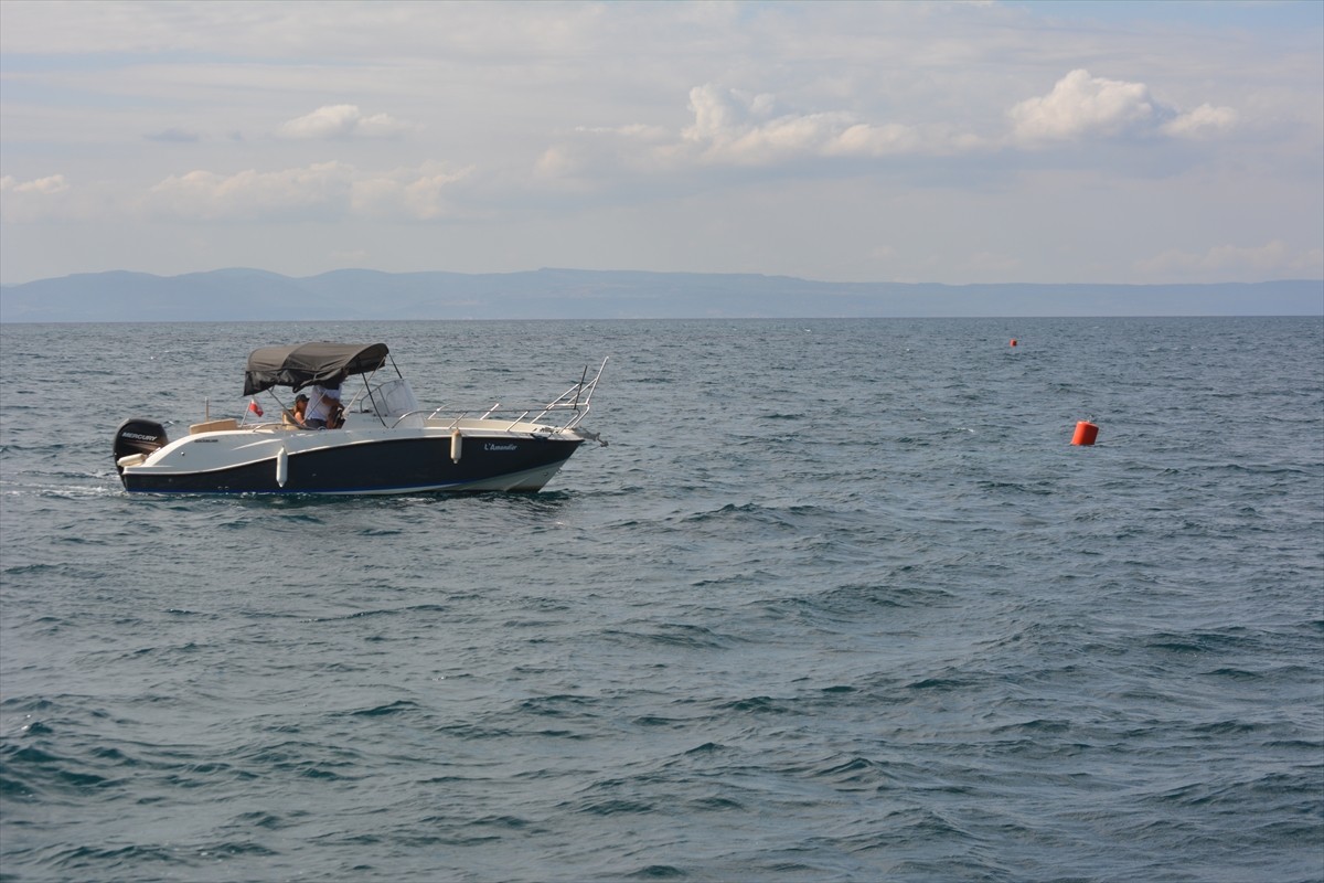 Balıkesir'in Ayvalık ilçesinde yeni yerleştirilen 50 tekne bağlama şamandırasıyla yerel deniz...