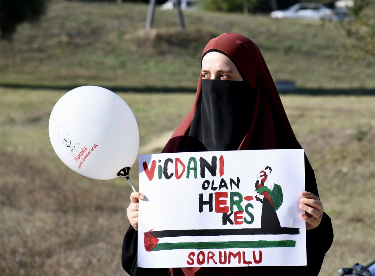 Bursa'da, İsrail'in Filistin'e yönelik devam eden saldırılarında öldürülen sağlık çalışanlarına...