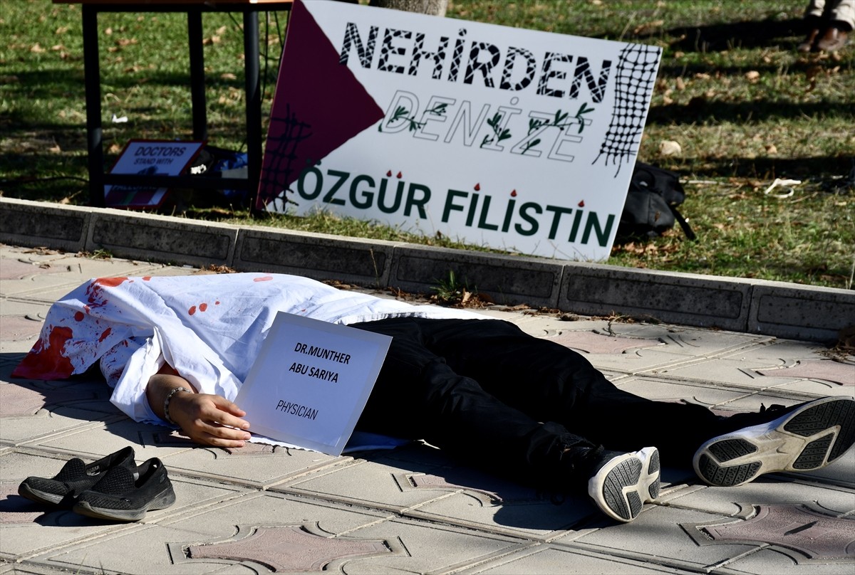 Bursa'da, İsrail'in Filistin'e yönelik devam eden saldırılarında öldürülen sağlık çalışanlarına...