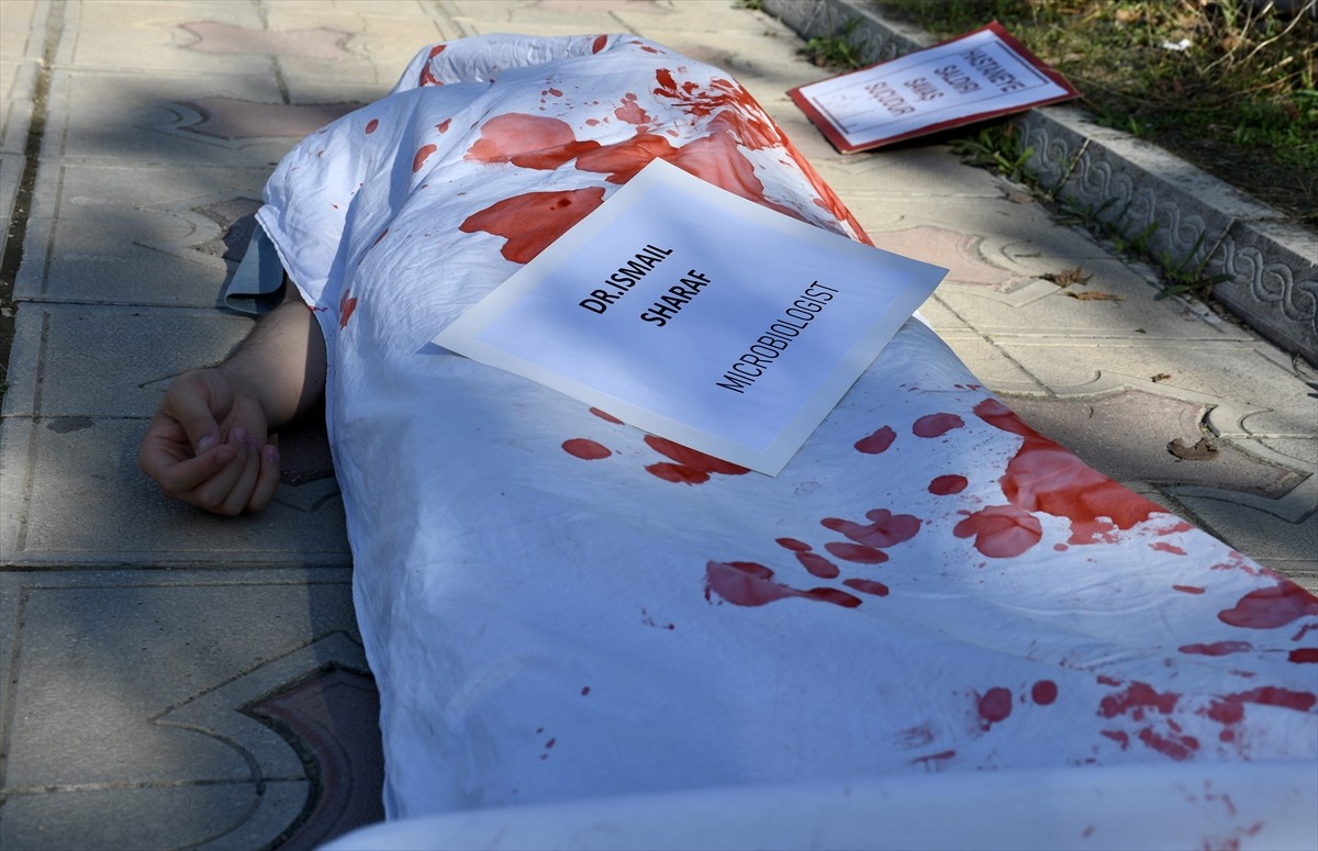 Bursa'da, İsrail'in Filistin'e yönelik devam eden saldırılarında öldürülen sağlık çalışanlarına...